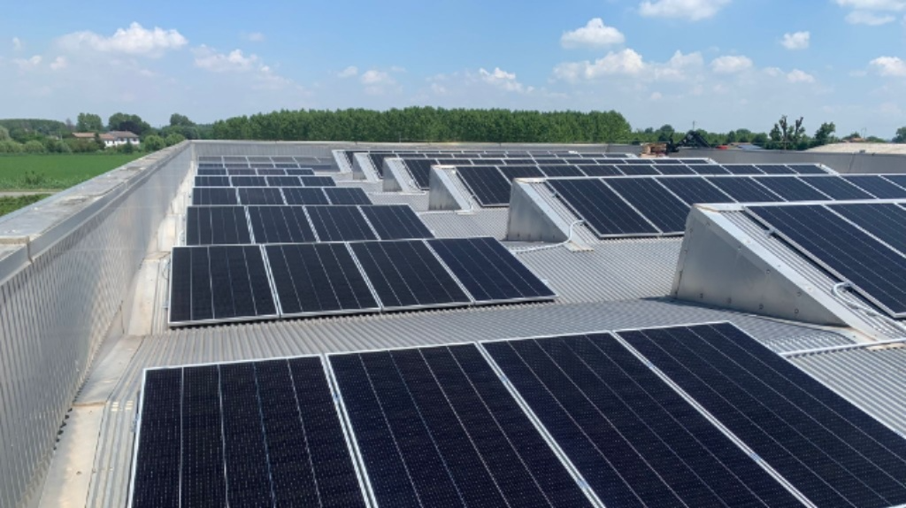 Impianto fotovoltaico industriale 50 kWp installato su tetto aziendale